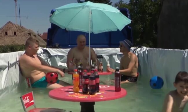 Бассейн в грузовике, скриншот видео