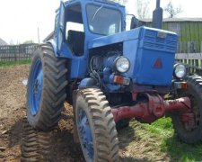 П'яний "джентельмен" трощив авто на краденому тракторі