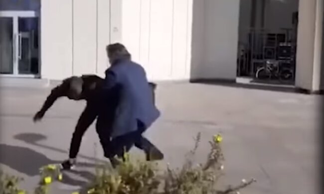 Одиозный адвокат Ефремова устроил побоище на улице - валил с ног прямо как Конор Макгрегор