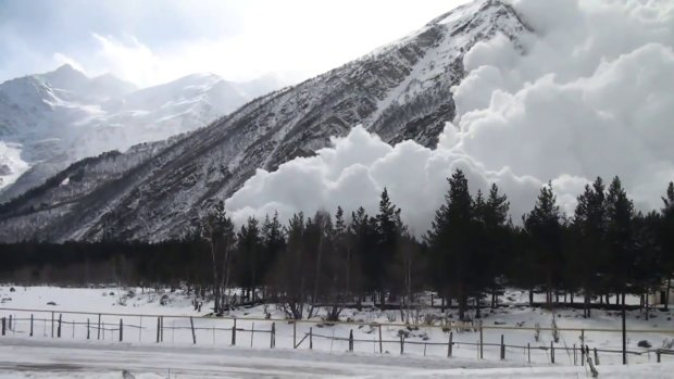 Снігова лавина безжально знесла готель разом із туристами: моторошне відео