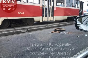 Киевский трамвай разулся на ходу: "Заразился от маршруток"