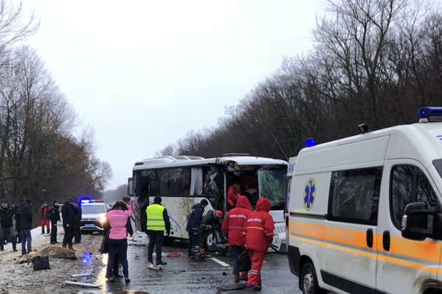 Масштабна аварія заблокувала трасу: переповнений автобус зіштовхнувся з легковиком, за життя вцілілих борються лікарі