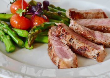 спаржа и мясо
