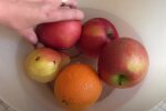 Як правильно мити фрукти та овочі. Фото: скрін youtube