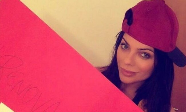 Полуголая модель просит "Барселону" продлить контракт с Месси 