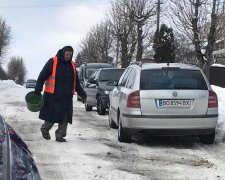 Тернополянку відправили замість техніки рятувати дороги від снігу: ось тобі відро...