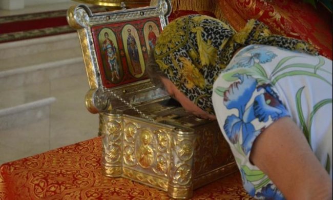 Мобилизация паствы: московские попы тащат в Украину святые мощи