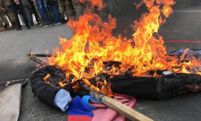Чучело гори: в Киеве сожгли "Путина"