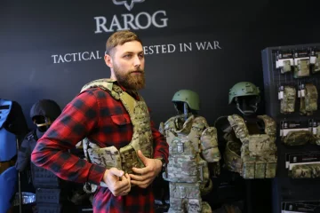 Дитяча броня, кераміка та рідкий азот: повний цикл створення українського бронежилета – від поліетилену до фронтових тестів