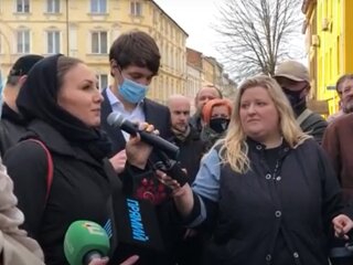 Софія Федина біля залу суду у Львові, кадр з репортажу 4 студія: YouTube