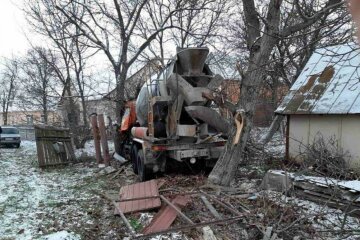 Зніс паркан і врізався в дерево: під Києвом бетономішалка злетіла з дороги в приватний сектор, є загиблий