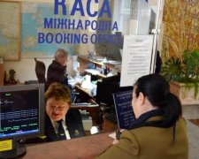 Кассир Укрзализныци опозорилась перед иностранцами