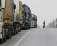 Росія затримала 197 українських вантажівок