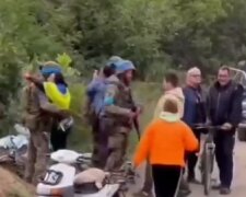 Мешканці звільнених нп зустрічають ЗСУ. Фото: скриншот з відео