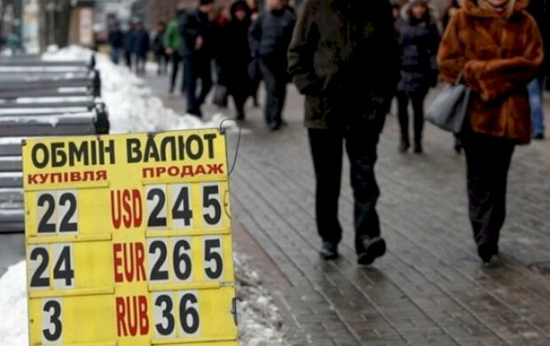 Курс валют на 2 січня: гривня зчепилася з доларом та євро