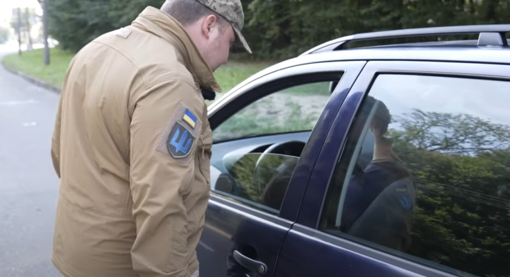 ТЦК, перевірка документів. Фото: скрін youtube