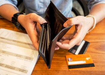 Даже соцвыплаты могут заблокировать: должников лишают последних копеек – кто в зоне риска