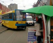 Трамвай у Києві зійшов з рейок і травмував пішохода (фото)