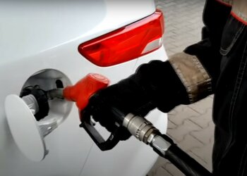 автозаправка, скриншот из видео