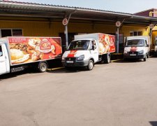 Свалили кучей на землю: киевлянам показали, чем их кормят