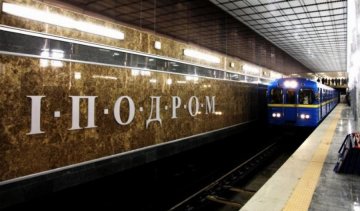 У столичному метро людина впала під поїзд