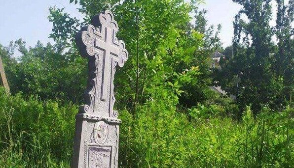 Під Дніпром чоловік показав "загробну любов" сусідам - пам'ятник за життя