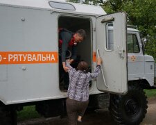 На Прикарпатті не вщухає потоп, українці рятують найцінніше — спершу вагітні