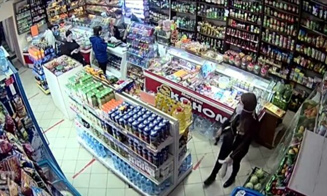 У Львові орудує банда голодних злодіїв - пляшку під куртку, ковбасу в рукав