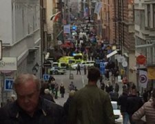 У Стокгольмі вантажівка протаранила натовп: з'явилося перше відео