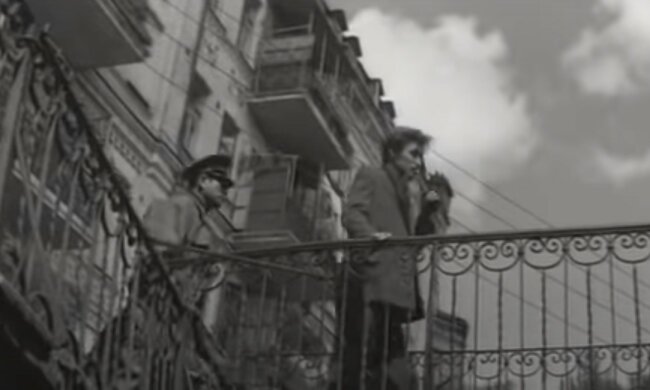 кадр з відео