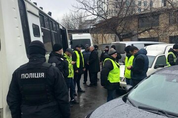 Из мечети - на малую родину: столичные копы поймали нелегалов просто перед молитвой