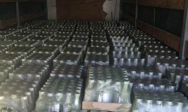 В зону АТО везли 10 тисяч пляшок контрабандної горілки 