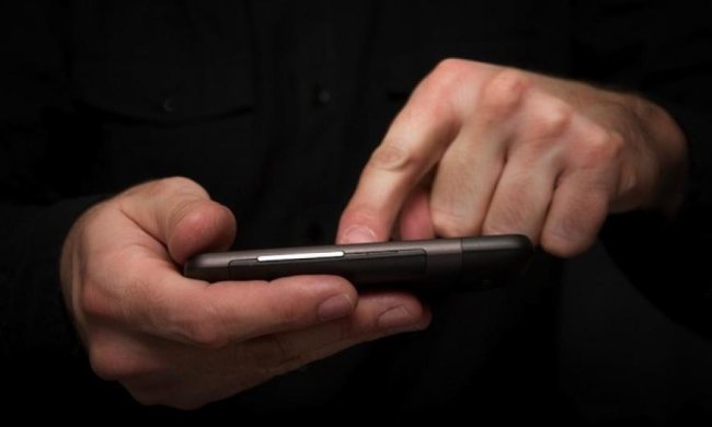 Спецслужби мають повний доступ до смартфонів - Сноуден