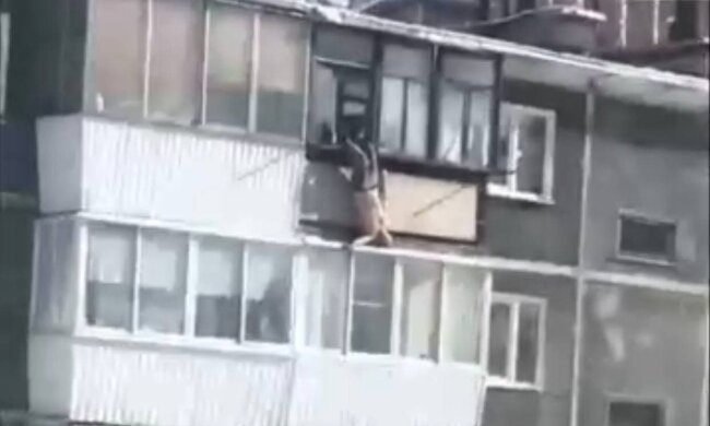 Чоловік на балконі / скріншот з відео