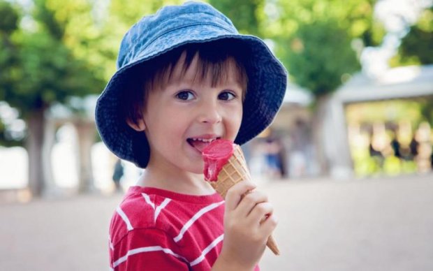 "Жестокое обращение": у мамы отобрали ребенка за отказ покупать мороженое