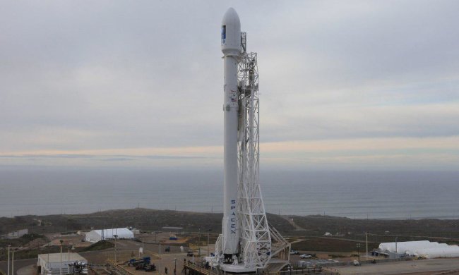 Первый Falcon 9 успешно приземлился после полета