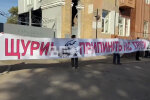 Харьковчане с прищепками на носах пришли под коксохим: "Мы не крысы"