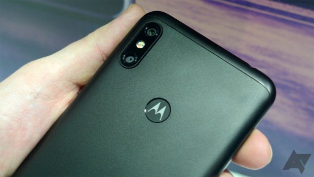 Motorola One Power 2019 впервые появилась на рендерах: фото