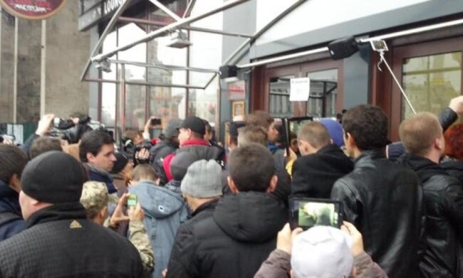 Нардепы пришли разбираться  с кафе в Доме Профсоюзов (фото)