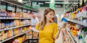 Підробка продуктів у супермаркеті