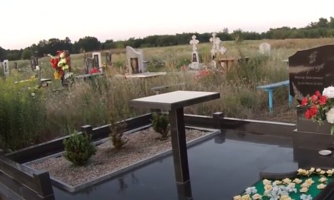 Под Тернополем кладбище превратили в вонючую свалку - бутылки на могилах