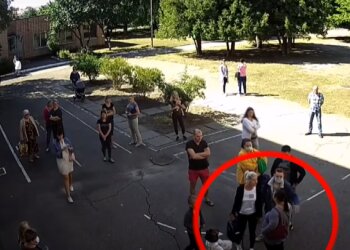 Драка возле школы, скриншот из видео