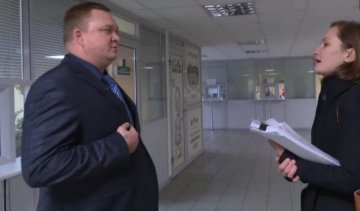  Митник втік від журналістів прямо з мікрофоном (відео)