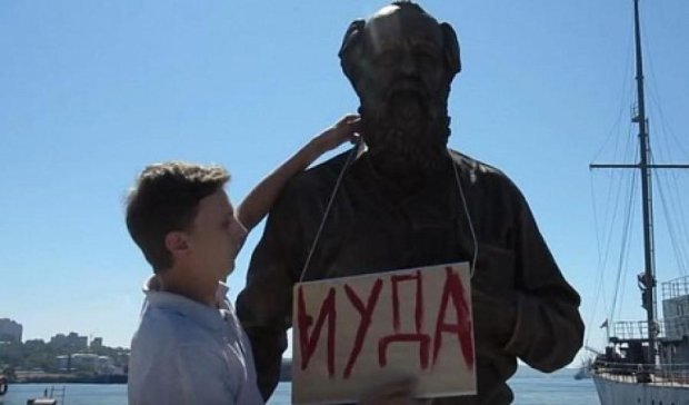 На памятник Солженицину во Владивостоке повесили табличку «Иуда»