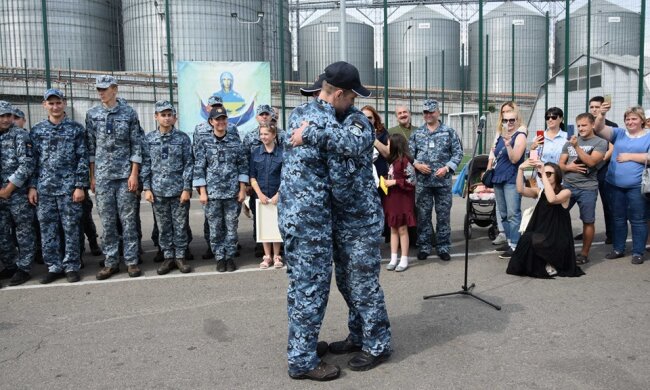 Освобожденные из плена Путина моряки вернулись в Одессу: как встречали героев, яркие фото
