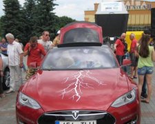 Неожиданно! Что известно о дедушке, продающем мед на Tesla