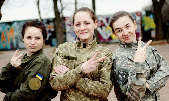 "Просто черга до військомату! Соромно за вас", - легендарна захисниця "Валькірія" звернулася до тих, кого лякає воєнний стан