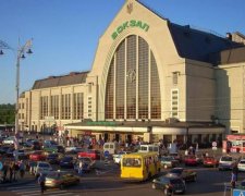 Паніка та евакуація: на київському вокзалі щось відбувається