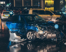 Потрійна ДТП на в'їзді в Київ ледь не стала фатальною: людей забрала швидка