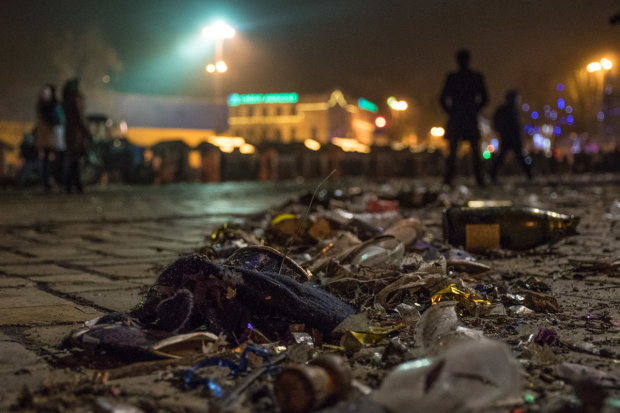 Украинцев принудили к обязательной сортировке мусора, можно даже заработать: видео